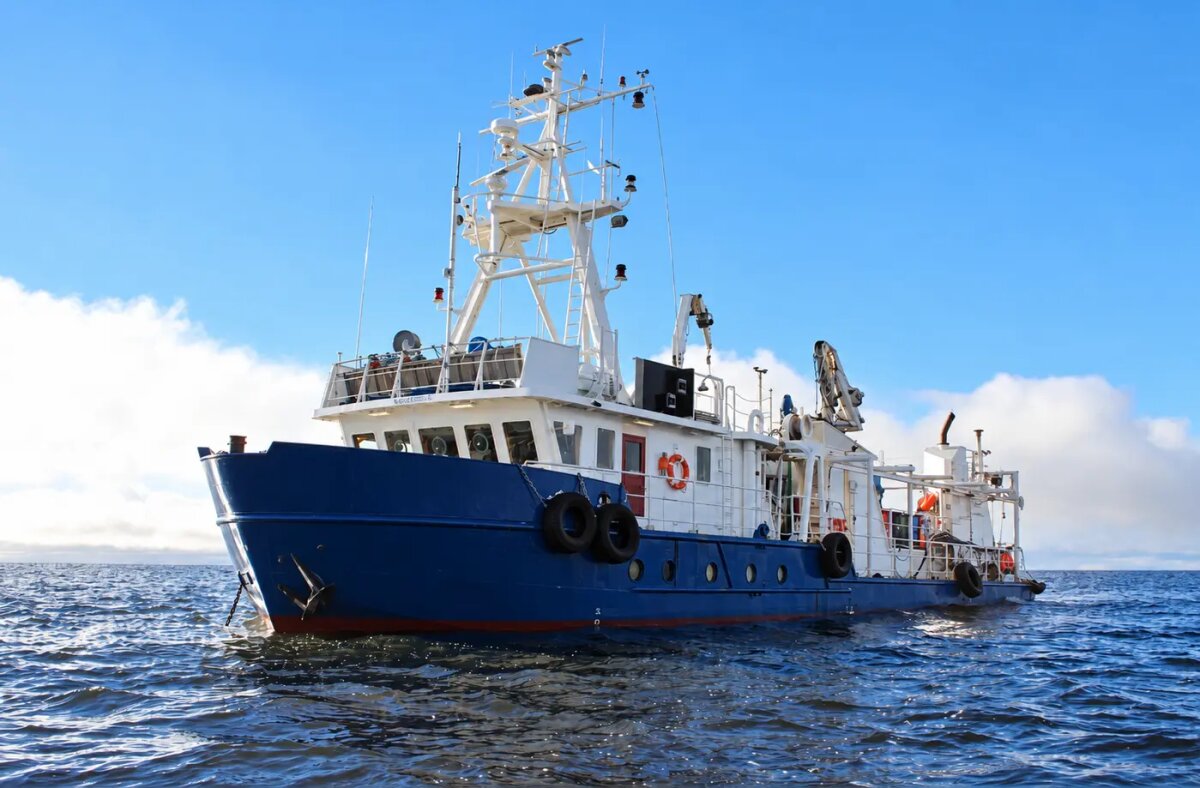Shallow-Draft Seismic Source Vessel