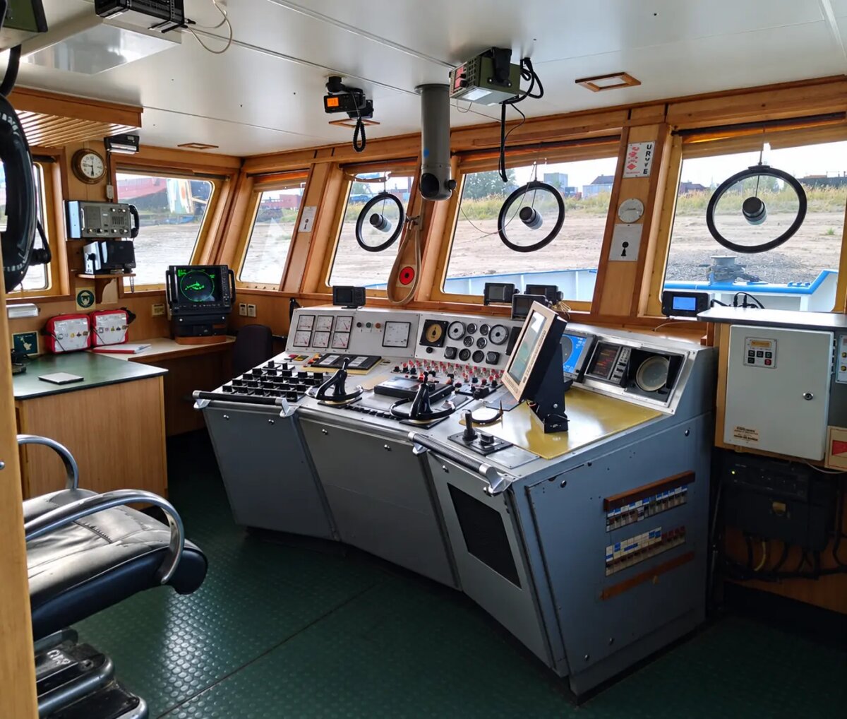 Shallow-Draft Seismic Source Vessel